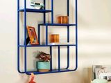 une étagère bleue sur laquelle sont posés tout un tas d'objets