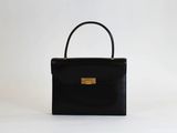 un sac à main noir sur fond blanc