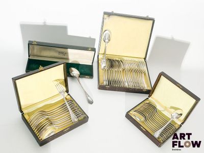 quatre couverts dans un coffret en bois, comprenant une cuillère et une fourchette