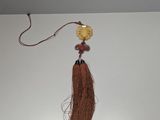 un pompon suspendu au plafond d'une pièce
