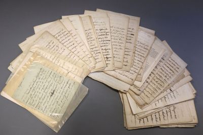plusieurs vieilles lettres sont empilées sur une table