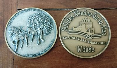 deux médailles commémoratives représentant une calèche et un château