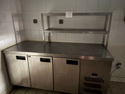 un comptoir en acier inoxydable dans une cuisine commerciale