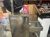 une machine placée au milieu d'une pièce