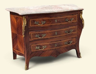 une commode avec un plateau en marbre sur fond blanc