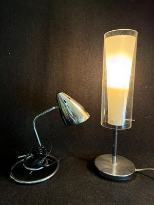 une lampe posée sur une table à côté d'une lampe