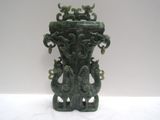 un vase vert posé sur une table blanche