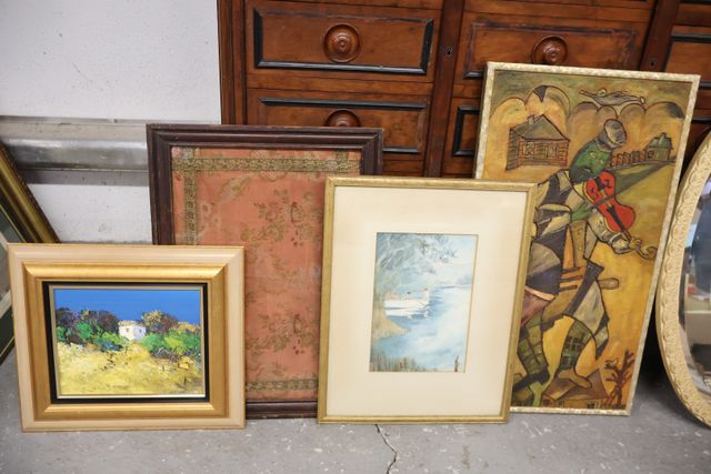 Lot comprenant 1 broderie encadrée, 1 tableau en bois sculpté, 1 ...