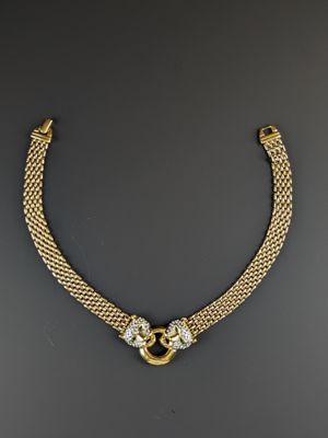 un collier en or et diamants sur fond noir