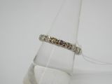 une photo d'une bague en diamant posée sur un verre transparent