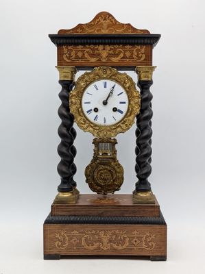 une horloge posée sur une table