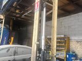 une photo d'une voiture garée dans un garage en cours de construction