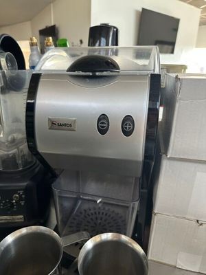 un mixeur argenté posé sur un plan de travail, à côté d'un autre mixeur