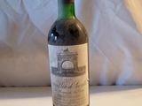 une bouteille de vin posée sur une table sur laquelle figure un numéro