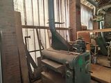 une machine placée au milieu d'une pièce