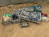 un tas d'objets divers rangés dans des caisses posées par terre