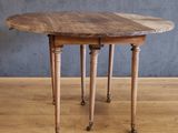 une table en bois munie de roulettes, posée sur un parquet en bois dur