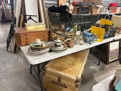une table sur laquelle se trouvent de nombreux objets