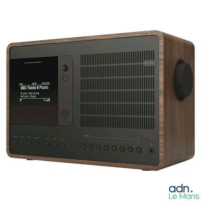 une image représentant une radio en bois dotée d'un écran numérique