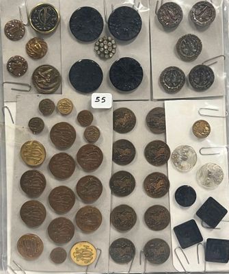 de nombreux types de pièces dans une vitrine
