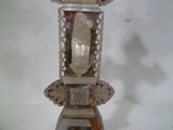 une horloge posée sur une table