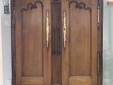 une armoire en bois ornée d'une poignée dorée