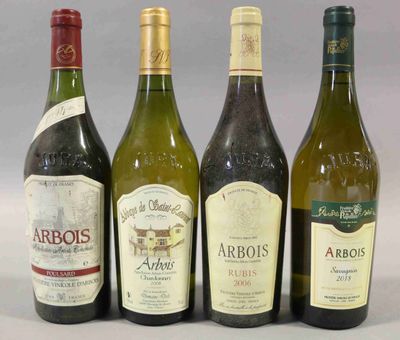 quatre bouteilles de vin sont alignées sur une table