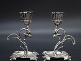 une paire de bougeoirs en argent ornés de fleurs et de feuilles