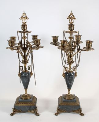 paire de candélabres anciens en laiton et marbre, sur des socles en marbre