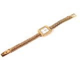 gros plan d'une montre-bracelet entourée d'une chaîne