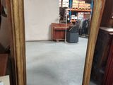 un miroir posé sur le sol d'une pièce