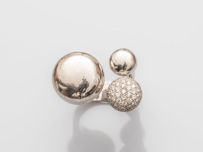 un gros plan d'une bague en argent surmontée de deux sphères