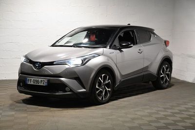 Le SUV Toyota C-HR est garé dans un garage