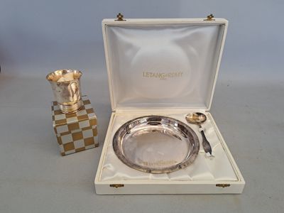 une assiette en argent et une tasse en argent dans une boîte