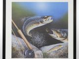 une peinture représentant deux truites brunes et une canne à pêche posée sur un rocher