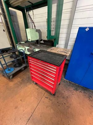 une photo d'une armoire à outils rouge dans un garage