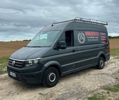 La camionnette est garée sur le bord de la route, dans le champ.
