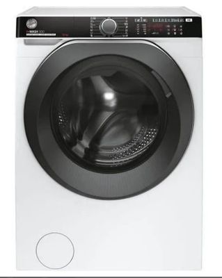 une machine à laver blanche, la porte ouverte, sur un fond blanc