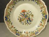 une assiette blanche ornée d'un motif bleu et vert