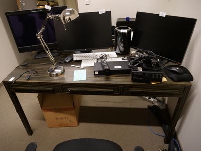 un bureau sur lequel sont posés deux écrans d'ordinateur et un clavier