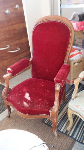 Fauteuil Voltaire inclinable garni de velours. En mauvais état
