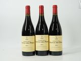 trois bouteilles de vin posées sur une table blanche
