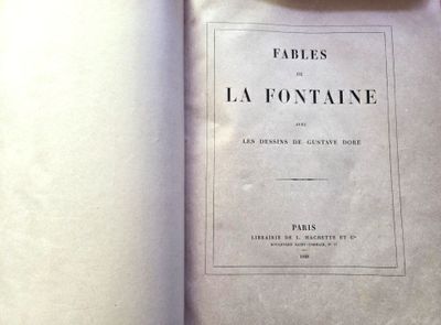 un livre ouvert avec l'image d'un chat dessus
