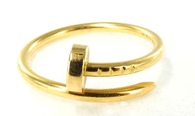 une image représentant une bague en or surmontée d'une barre