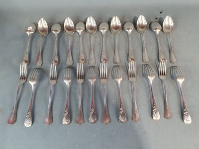 beaucoup de cuillères et de fourchettes en argent sur la table