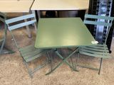 une table et des chaises posées à même le sol