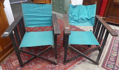 deux chaises placées l'une à côté de l'autre sur un tapis