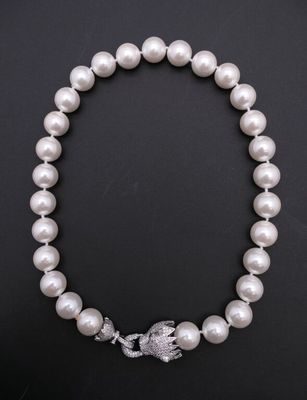 Collier de perles blanches coquillages, fermoir tête de pant… - Photo 1