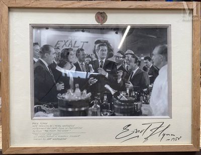 photo encadrée représentant un groupe de personnes debout autour d'une table