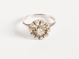 gros plan d'une bague en diamant sur une surface blanche